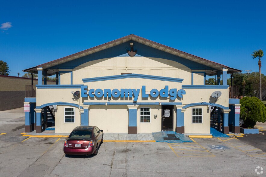 More Photos Of 1902 Texas Ave, Texas City Hotel For Sale