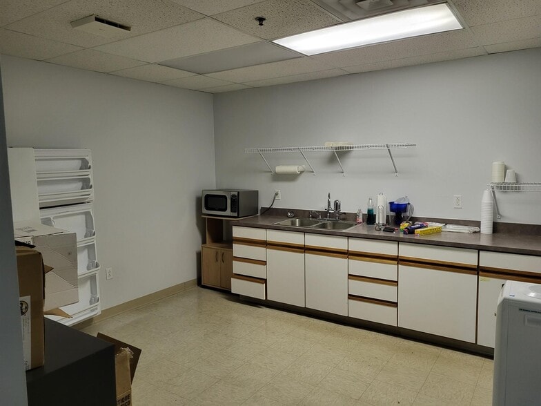 More Photos Of 1000 Green River Dr, Fairmont Office For Sale