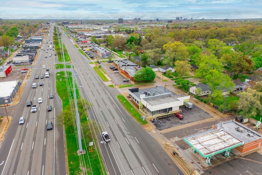 More Photos Of 13630 W Eight Mile Rd, Oak Park Freestanding For Lease