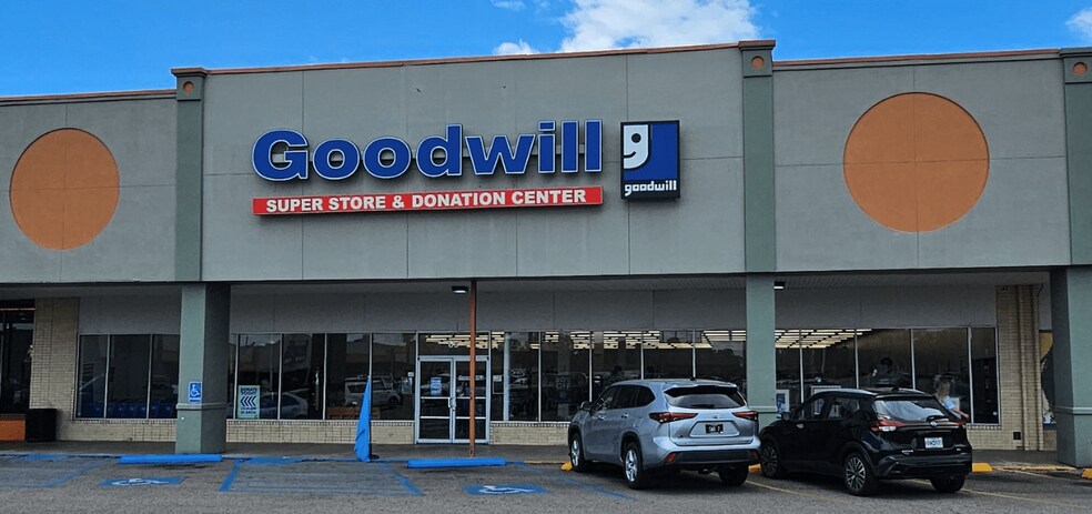 More Photos Of 105 Hardy Court Shopping Ctr, Gulfport Storefront For Sale