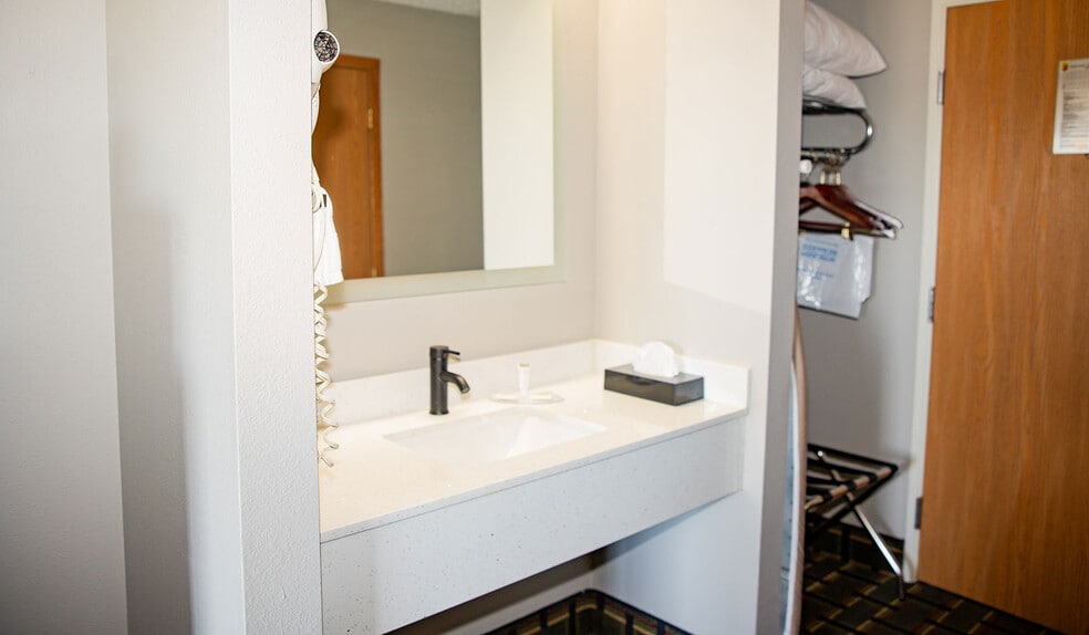 More Photos Of 937 Enterprise Ln, Mount Carmel Hotel For Sale