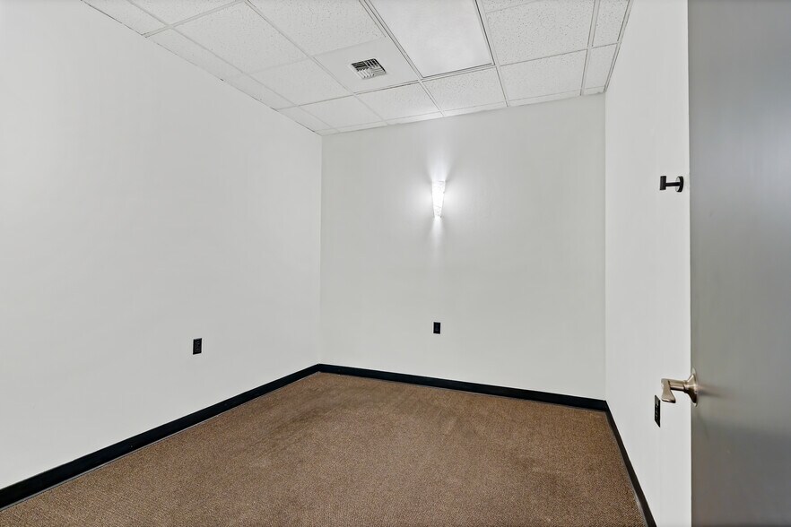 More Photos Of 2501 Racquet Ln, Yakima Health Club For Lease