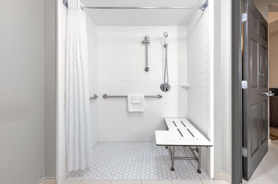 More Photos Of 4850 W John Carpenter Fwy, Irving Hotel For Sale