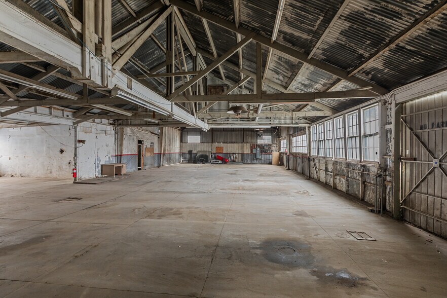 More Photos Of 440 Riverside Ave, Roseville Auto Dealership For Lease