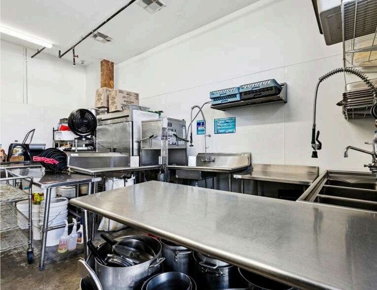 More Photos Of 801 Patterson Dr, New Orleans Storefront Retail Office For Lease