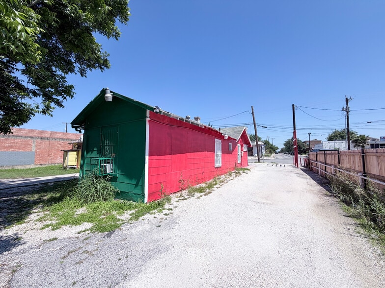 More Photos Of 500 W Hildebrand Ave, San Antonio Storefront For Sale
