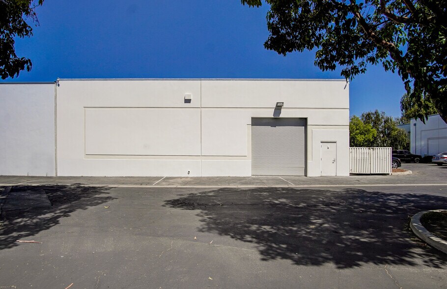 More Photos Of 11990 Hertz St, Moorpark Warehouse For Sale
