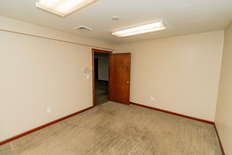 More Photos Of 1627 S Hillside St, Wichita Freestanding For Sale