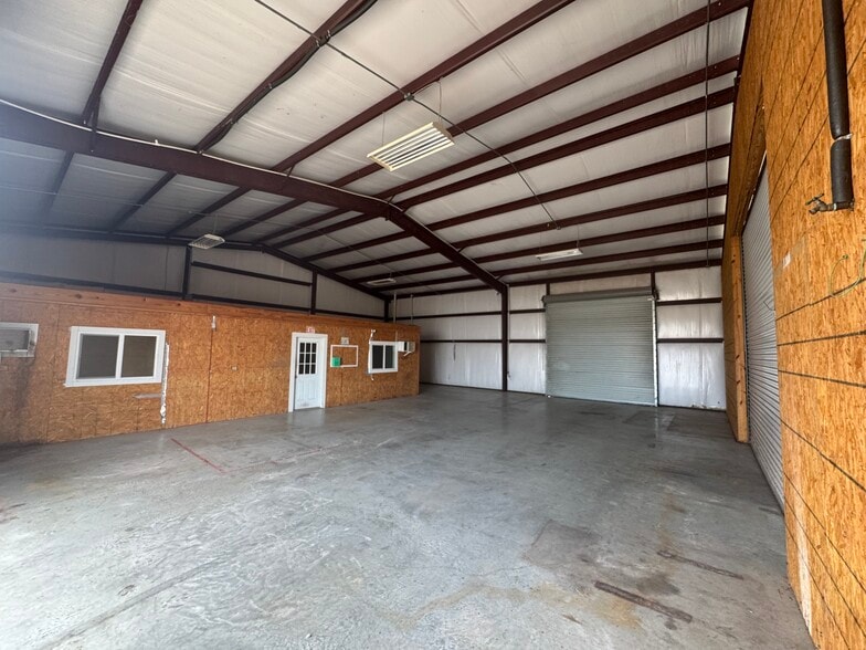 More Photos Of 7036-7038 Coyote Run, Bryan Warehouse For Lease