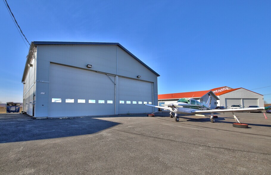 More Photos Of 2510 St De L'aéroport, Saint-mathieu-de-beloeil Airplane Hangar For Sale