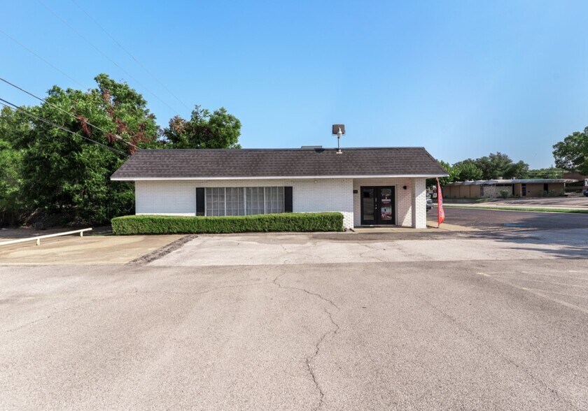 More Photos Of 1012 N Davis Dr, Arlington Storefront For Sale