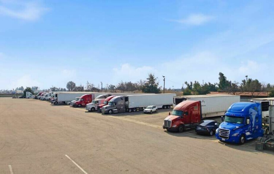 More Photos Of 104 E White Ln, Bakersfield Flex For Sale