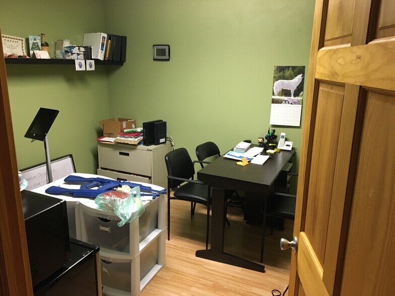 More Photos Of 1017 Davis St, Evanston Storefront For Lease