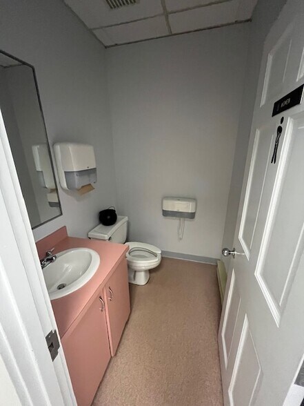 More Photos Of 396 Onset Ave, East Wareham Bank For Lease