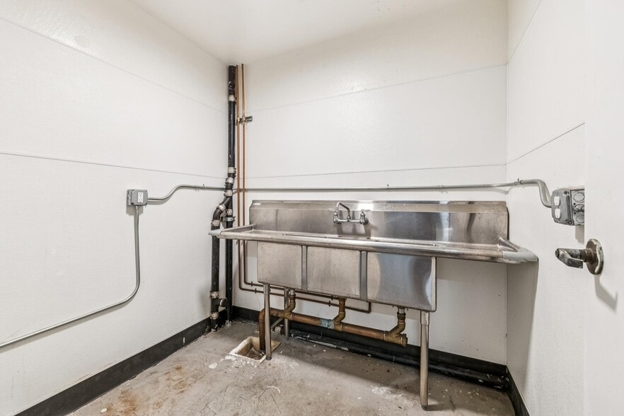 More Photos Of 2250 Jerrold Ave, San Francisco Warehouse For Sale