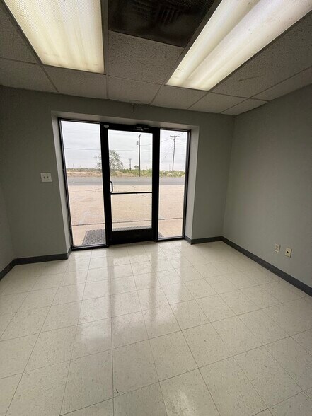 More Photos Of 527 NW County Rd, Hobbs Warehouse For Lease
