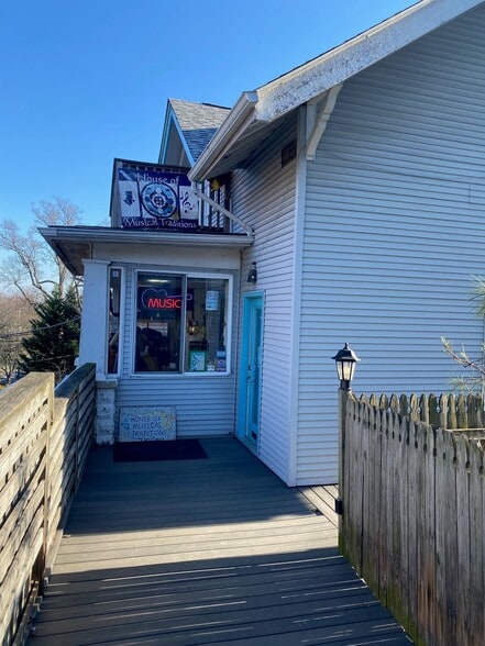 More Photos Of 7010 Westmoreland Ave, Takoma Park General Retail For Sale