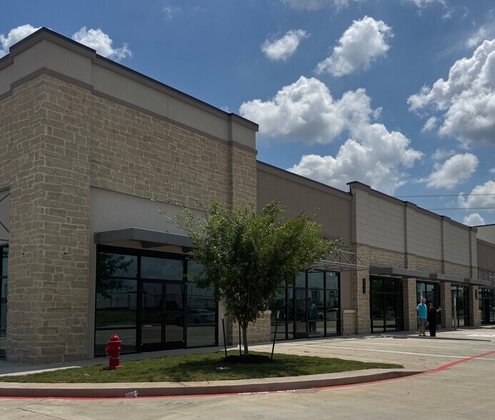 More Photos Of 4569 Magnolia Village Dr, Magnolia Storefront For Lease