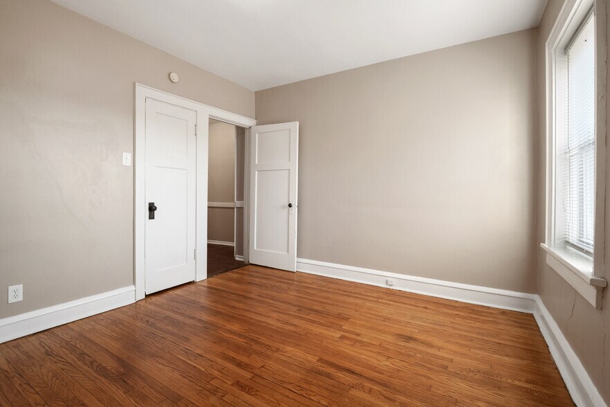 More Photos Of 4950 Winona Ave, Saint Louis Apartments For Sale