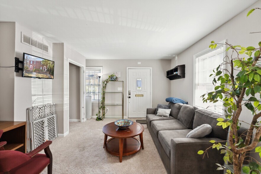 More Photos Of 5730 Biscayne dr, Alexandria Office For Sale