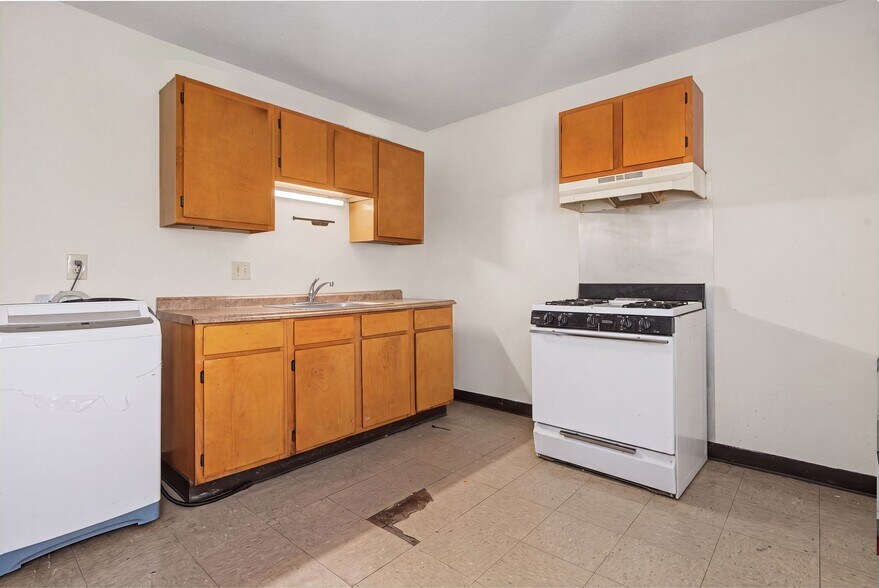 More Photos Of 471 Pond St, Woonsocket Apartments For Sale