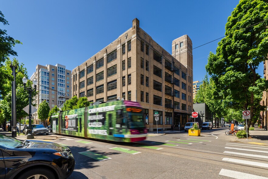 More Photos Of 1010 NW Flanders St, Portland Office For Lease