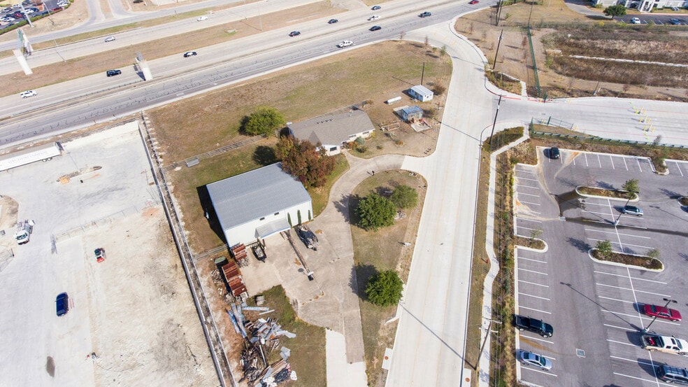 More Photos Of 30 Roundville Ln, Round Rock Light Distribution For Sale