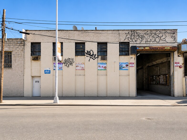 More Photos Of 372 Ten Eyck St, Brooklyn Warehouse For Lease