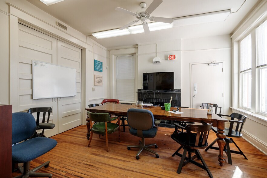 More Photos Of 1431 W Main St, Richmond Office For Lease