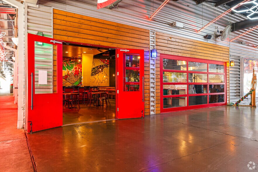 More Photos Of 3011 Gulden Ln, Dallas Restaurant For Lease