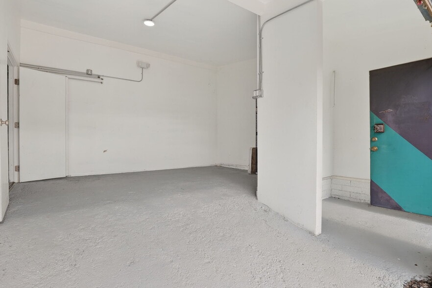 More Photos Of 9939 Commerce Ave, Tujunga Storefront For Sale