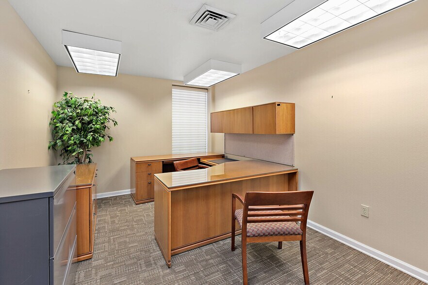 More Photos Of 1997 Capital Cir NE, Tallahassee Bank For Lease