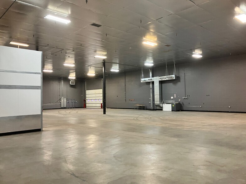 More Photos Of 5307 N Glenwood St, Garden City Warehouse For Lease