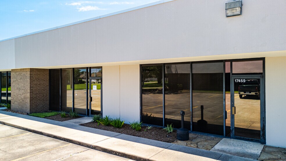 More Photos Of 17449-17497 Village Green Dr, Houston Unknown For Lease