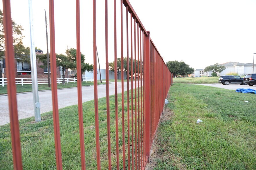 More Photos Of 101 Wells Fargo Dr, Houston Auto Repair For Sale