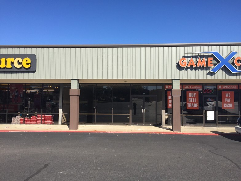 More Photos Of 1111 E Tyler St, Athens Unknown For Lease