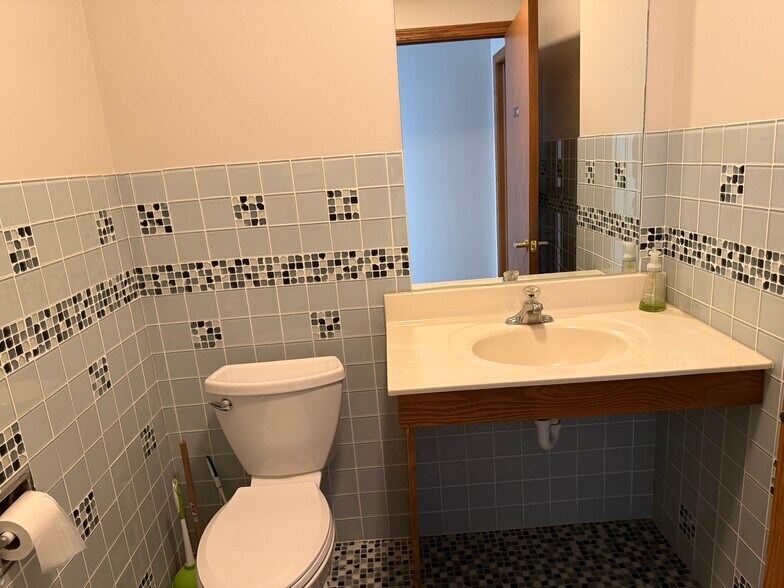 More Photos Of 28085 N Ashley Cir, Libertyville Medical For Sale