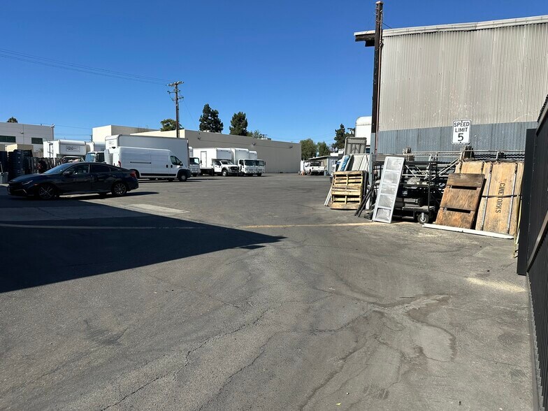 More Photos Of 2905 Winona Ave, Burbank Manufacturing For Lease