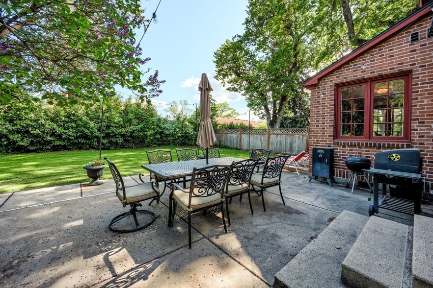 More Photos Of 2336 Table Rock Rd, Medford Freestanding For Sale