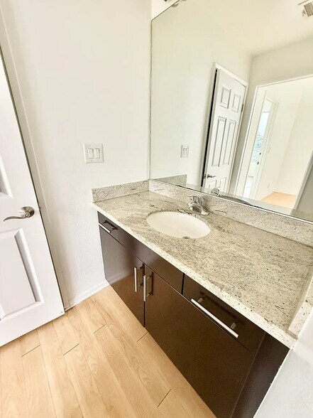 More Photos Of 884 Palm Ave, West Hollywood Apartments For Sale