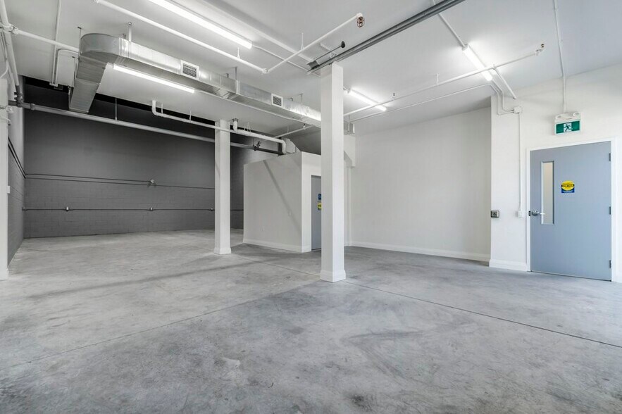 More Photos Of 587 Hanlon Creek Blvd, Guelph Showroom For Lease