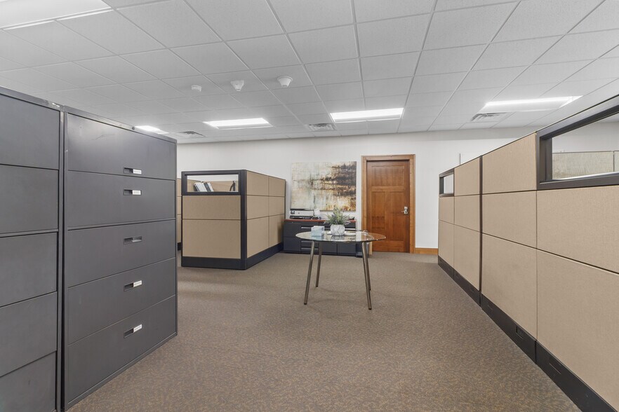 More Photos Of 2492 Crest Dr, Lake Geneva Office For Sale