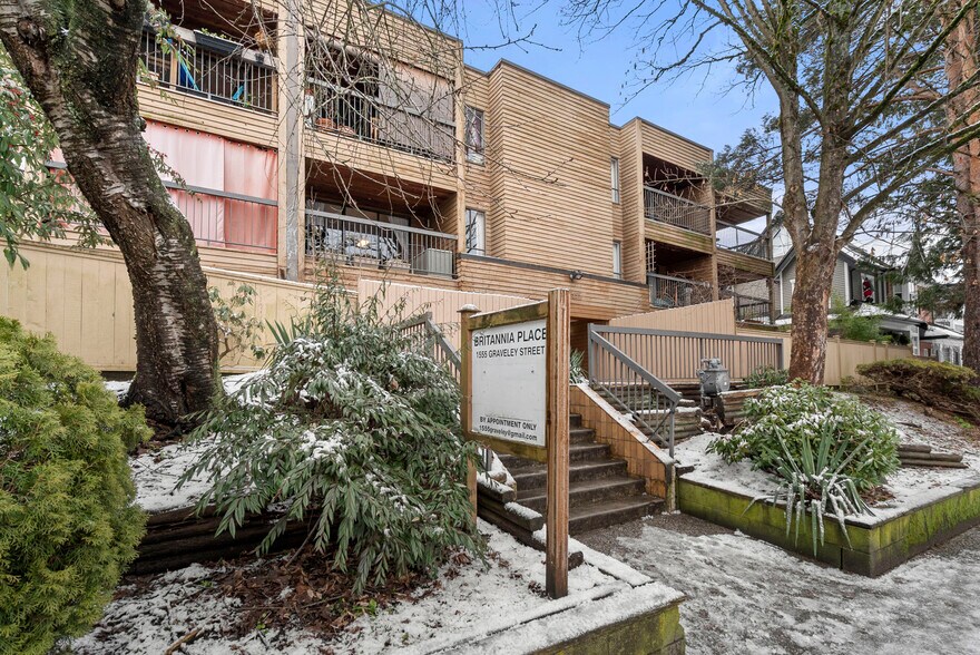 More Photos Of 1555 Graveley St, Vancouver Apartments For Sale