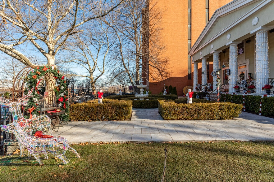 More Photos Of 404 Richmond Ter, Staten Island Specialty For Sale