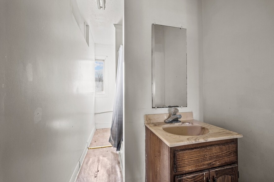 More Photos Of 421 Vine St, Eden Hotel For Sale