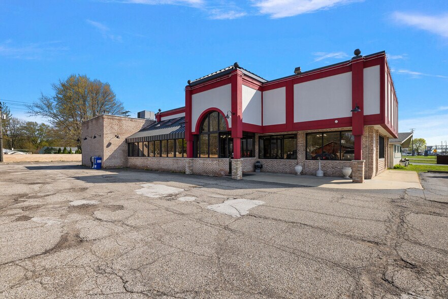 More Photos Of 37116 S Groesbeck Hwy, Clinton Township Restaurant For Sale