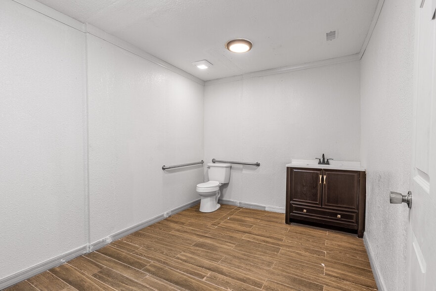 More Photos Of 918 S Adelle Ave, Deland Restaurant For Sale