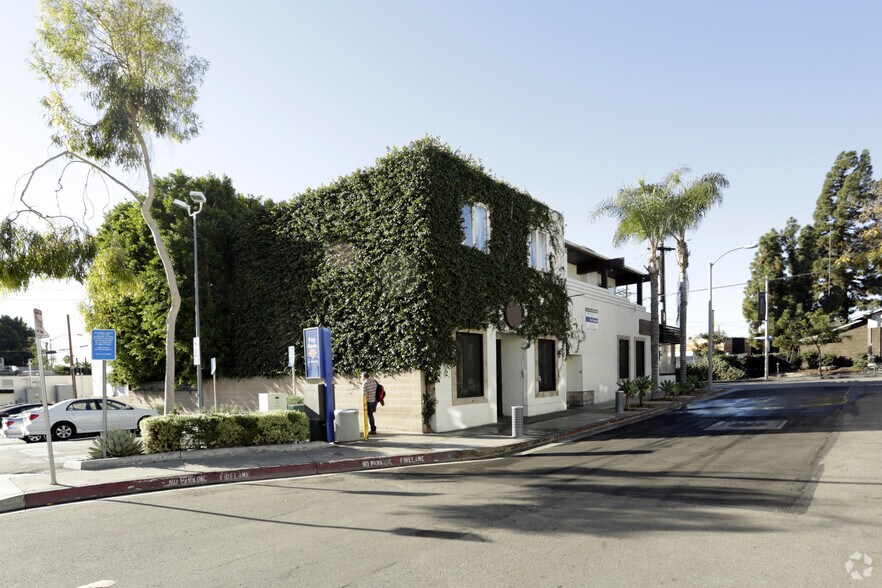 More Photos Of 616 N Robertson Blvd, West Hollywood Storefront Retail Office For Sale