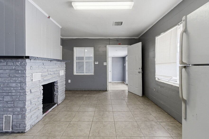 More Photos Of 8710 E Colonial Dr, Orlando Auto Dealership For Lease