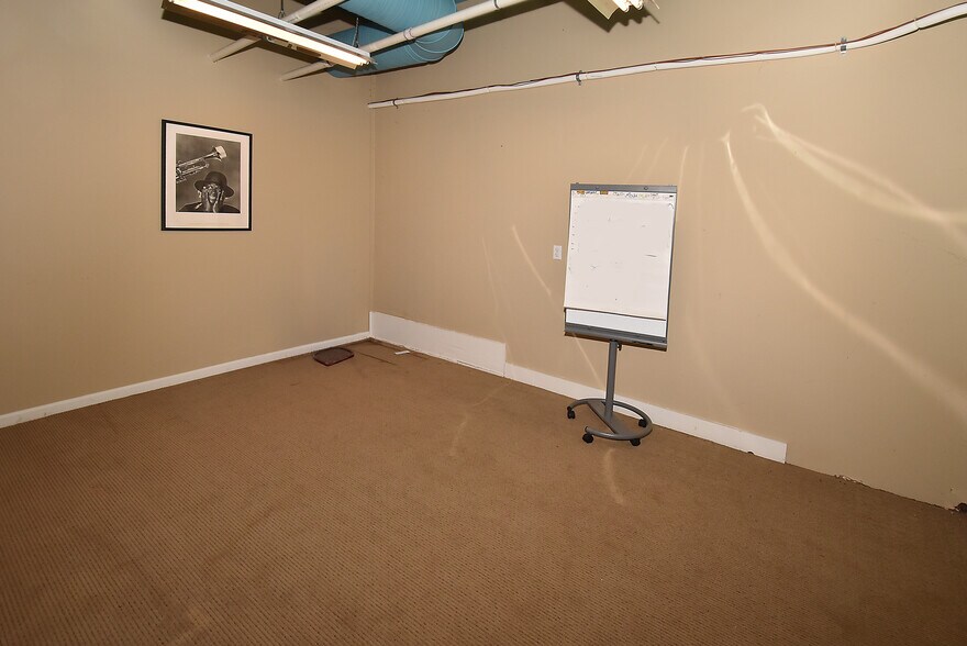 More Photos Of 400 Chapel Rd, South Windsor Light Manufacturing For Sale